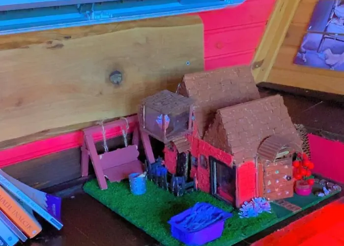 Kirmizi Hobbit Evi * サパンジャ